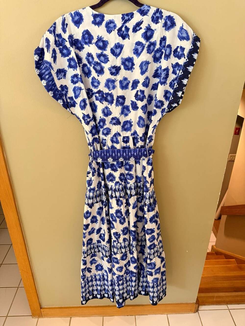 Abercrombie & Fitch Tiered V-Neck Blue Abstract Floral Midi Dress with Belt - Picture 6 of 8